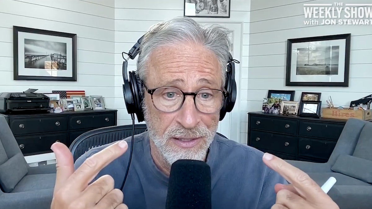 Jon Stewart acredita que a família Clinton deveria cumprir as intimações de Epstein