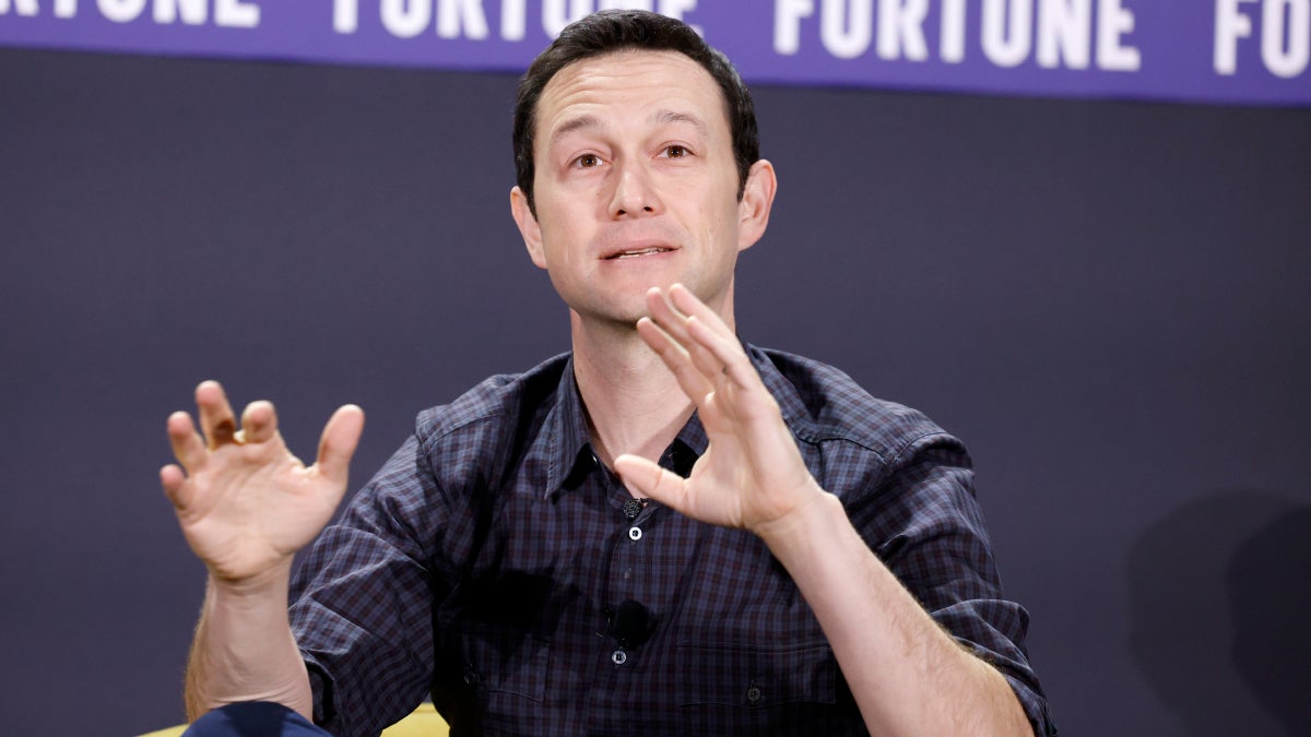 Joseph Gordon-Levitt visita Utah em apoio ao projeto de lei de transparência da IA