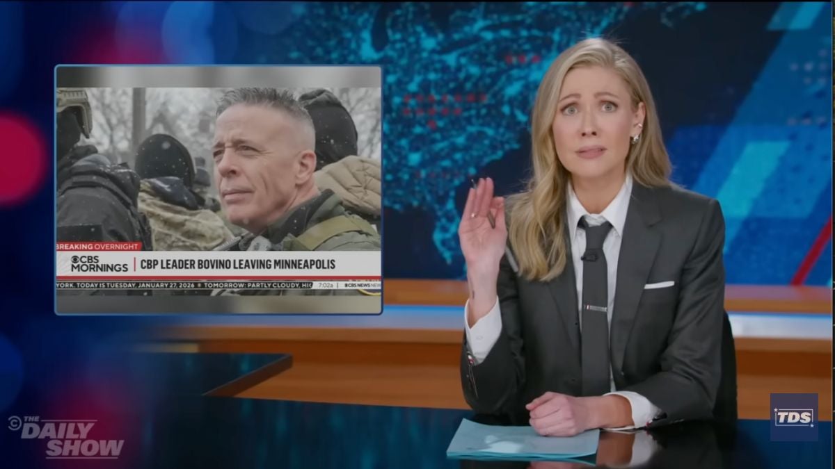 Daily Show brinca sobre Greg Bovino sendo deportado de Minneapolis