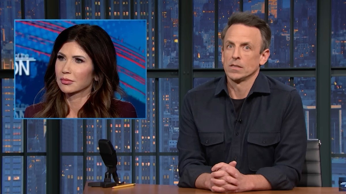 Seth Meyers fica maravilhado com o ‘Curto-Circuito’ de Kristi Noem
