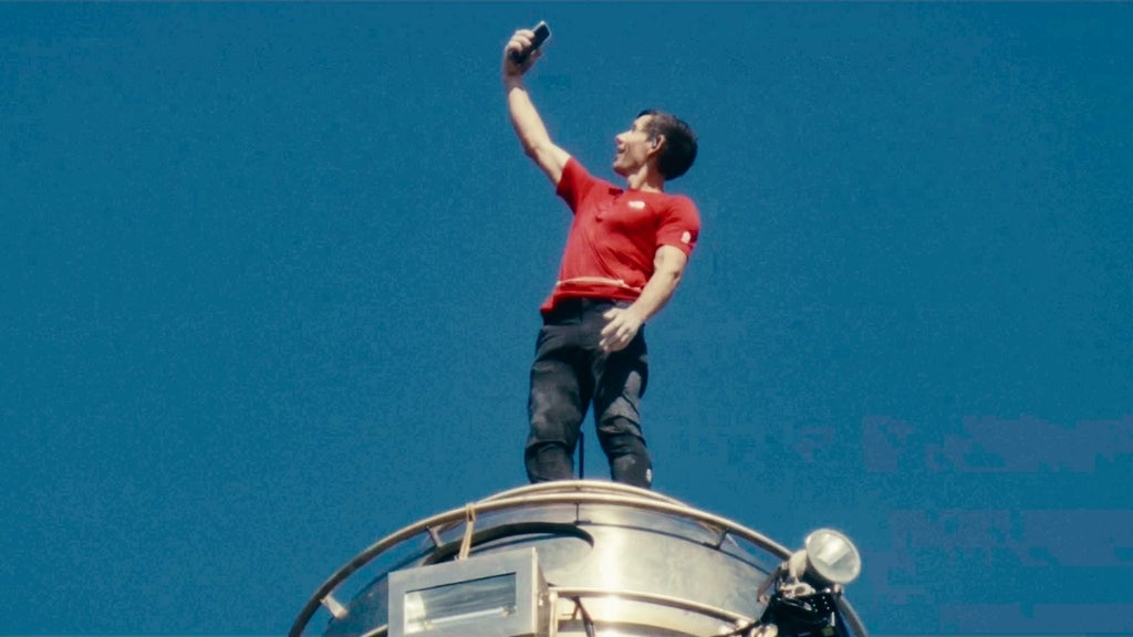 skyscraper-live-alex-honnold-selfie-netflix
