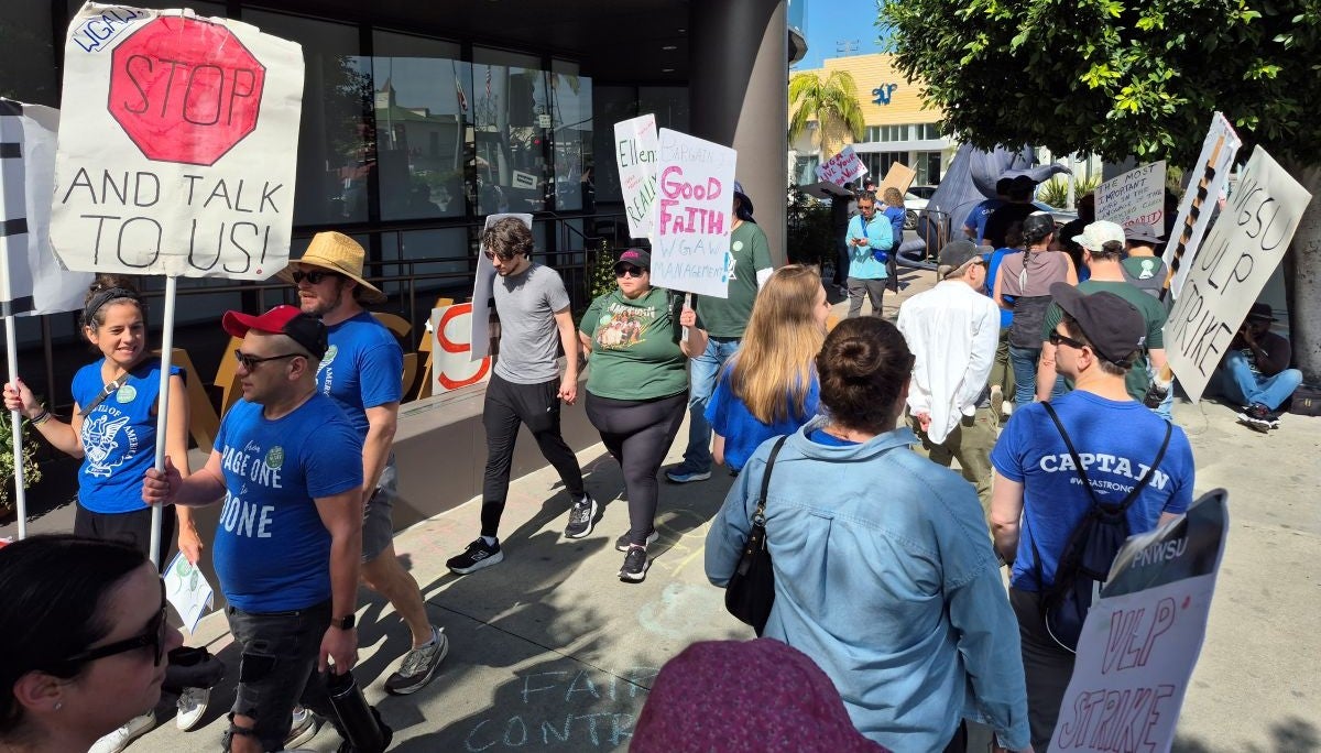 Primeiro dia de negociações de contrato do Writers Guild Staffers Picket Union