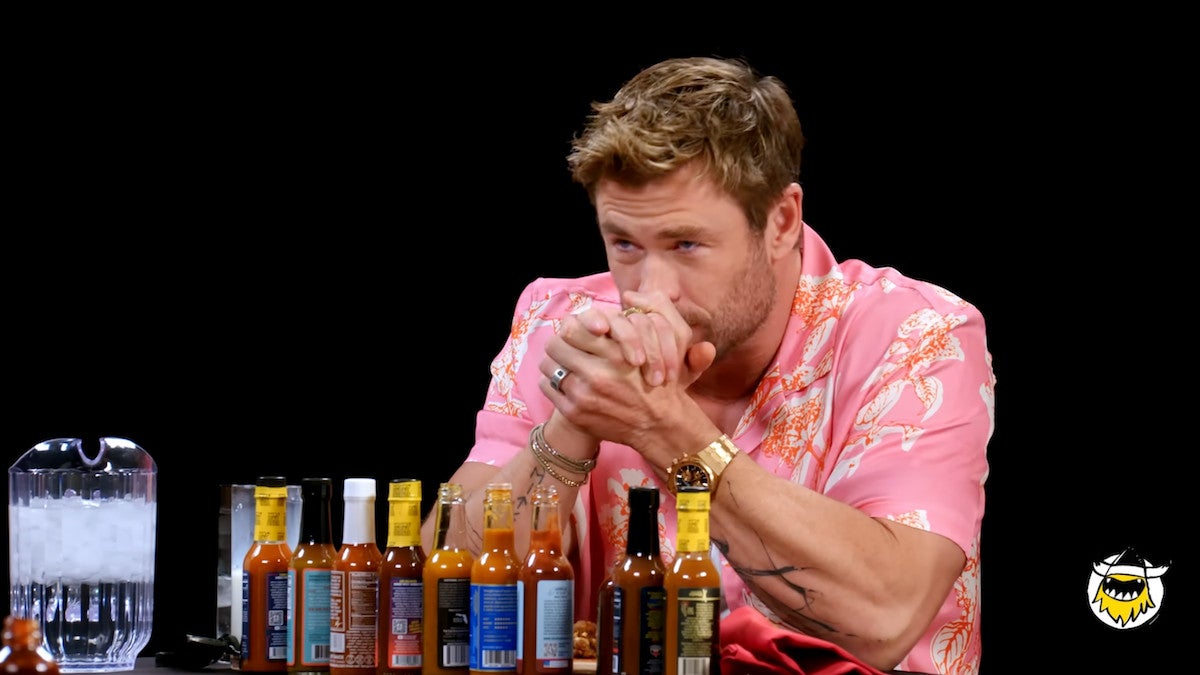 Chris Hemsworth diz que Hot Ones interrompeu a produção depois que ele adoeceu