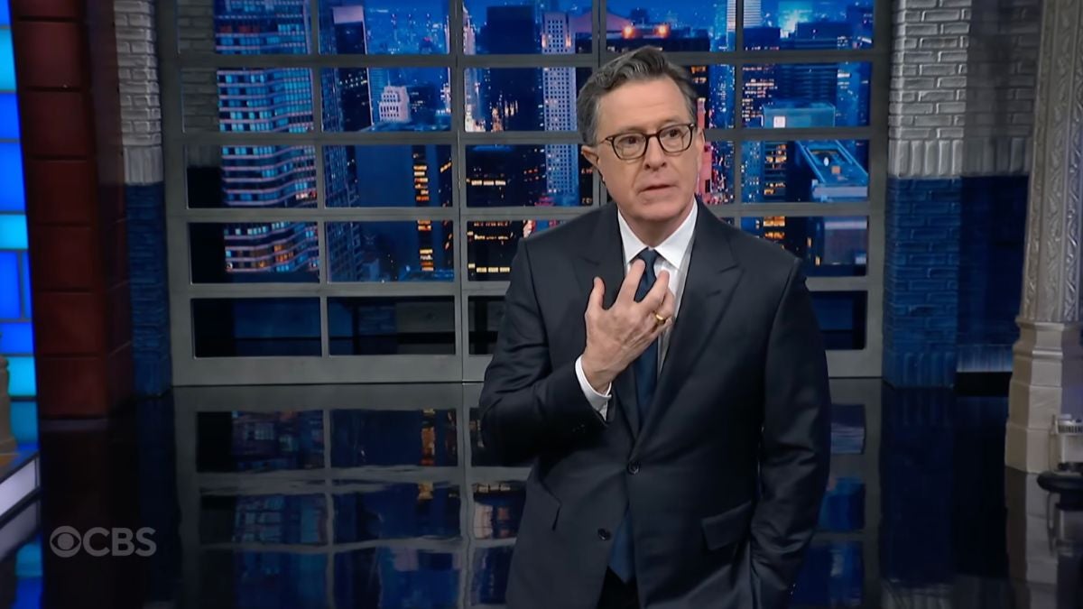 Stephen Colbert comemora prisão do príncipe Andrew: ‘Finalmente alguém’