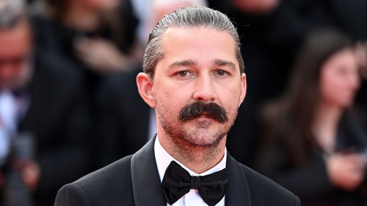 Shia LaBeouf posta ‘Free Me’ após tumulto e prisão no Mardi Gras