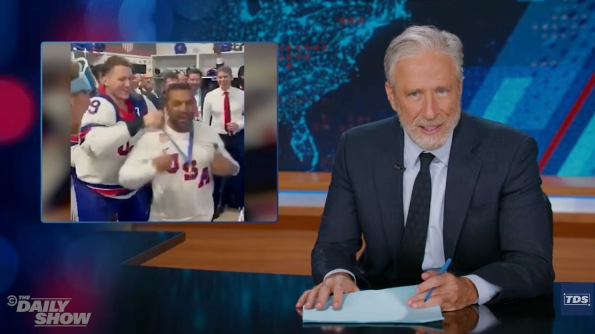Jon Stewart insiste que Kash Patel deve ser um ‘Make-a-Wish Man’ após o vencedor do hóquei nos EUA