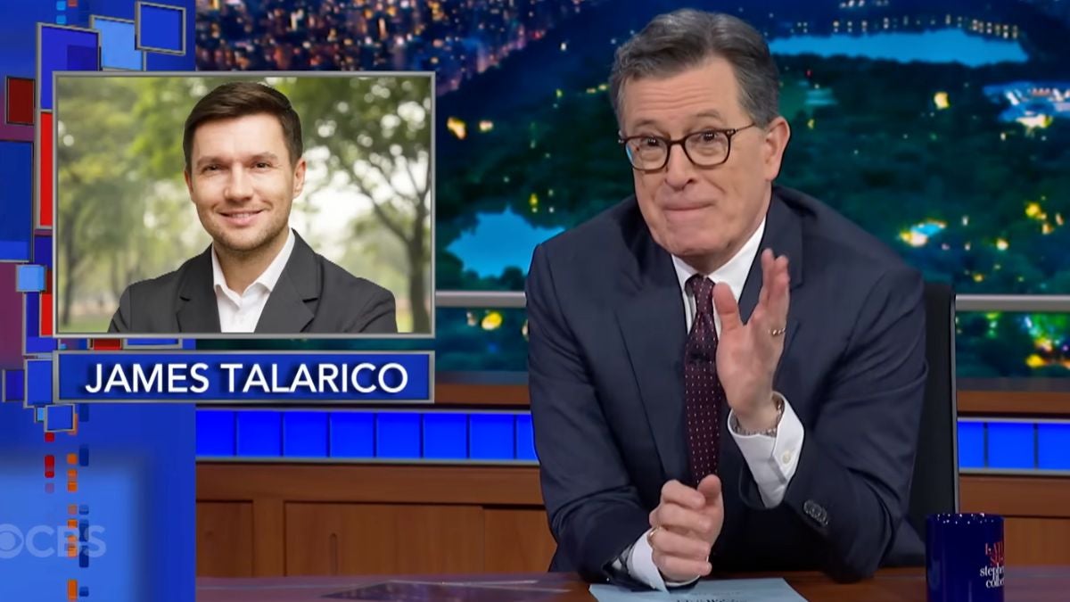 Stephen Colbert vai contra a vontade da CBS e discute entrevista retirada de James Talarico no ar | Vídeo