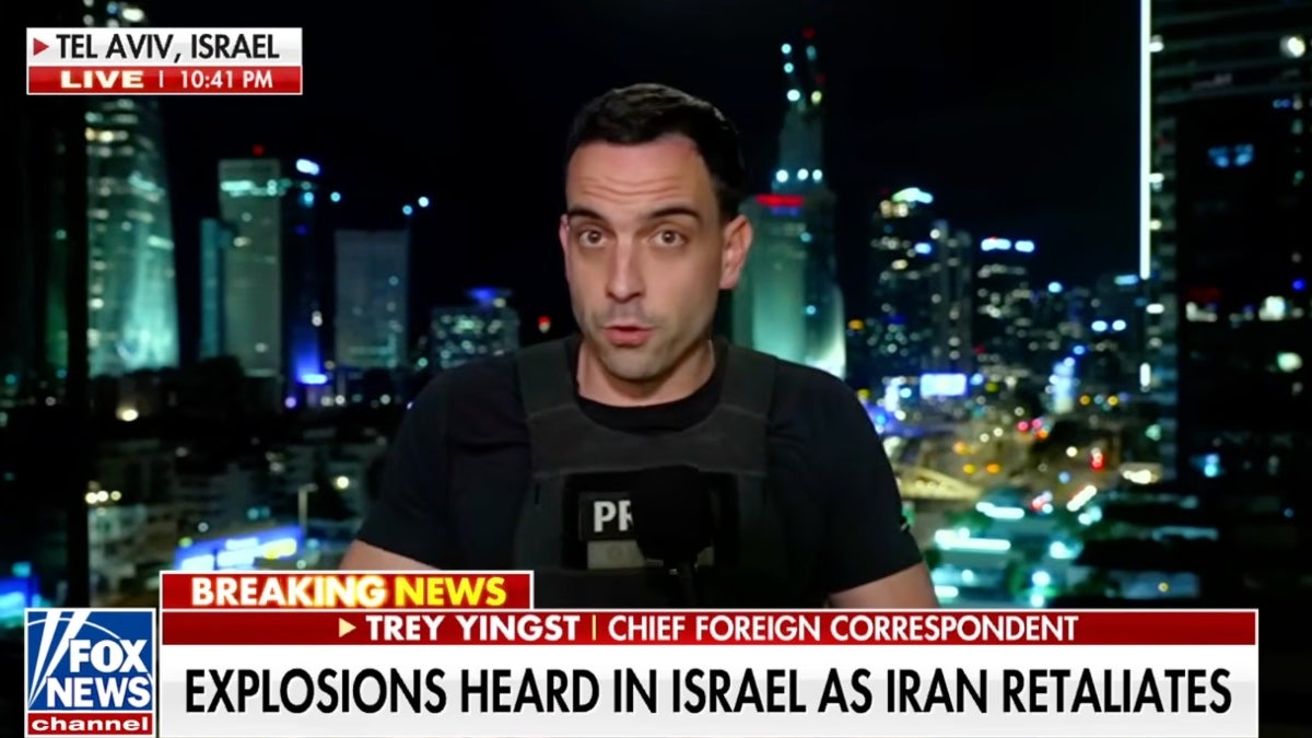 O repórter da Fox News, Trey Yingst, corre para um local seguro enquanto bombas ativas caem em Tel Aviv: ‘Explosões massivas agora’