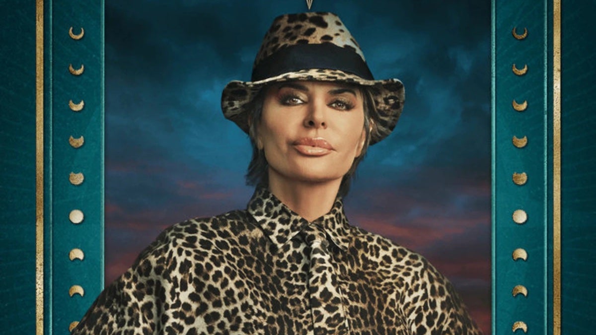 Lisa Rinna foi coberta na festa de estreia do ‘Traitor’s’ LA Gay Bar