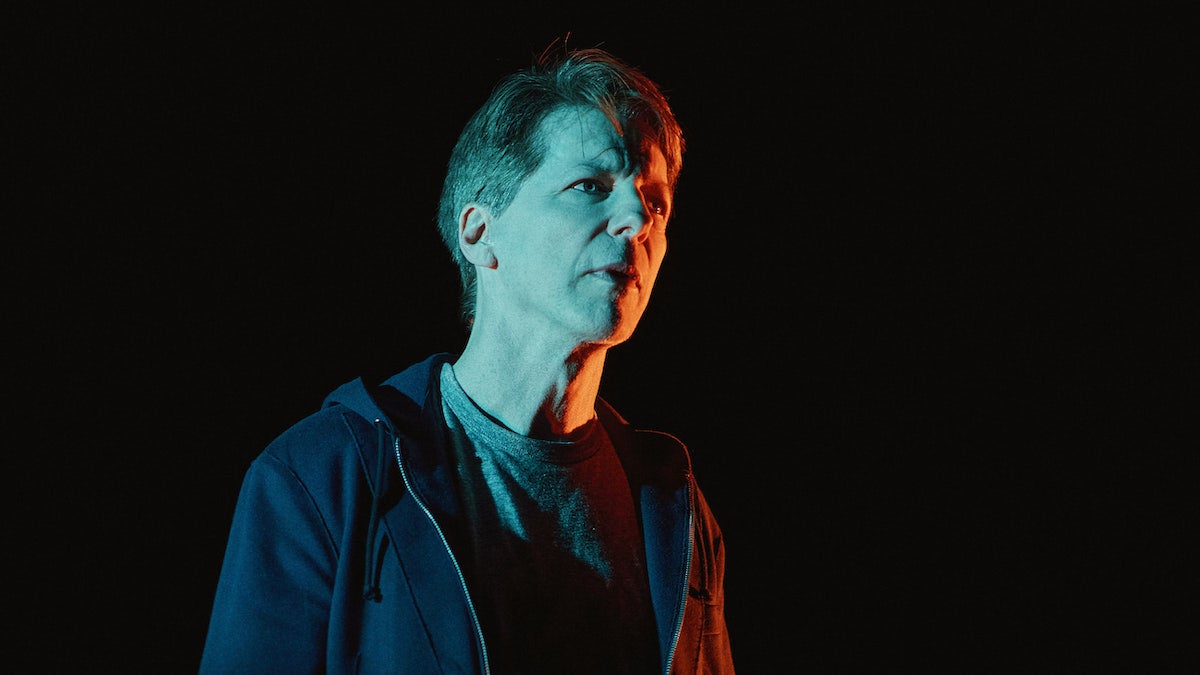 Sean Hayes fica arrepiado sozinho