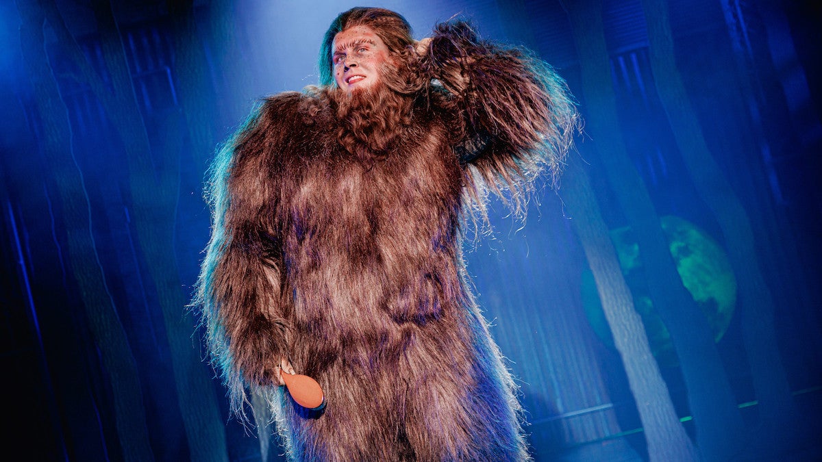 Batboy dá à luz um grande pedaço peludo!