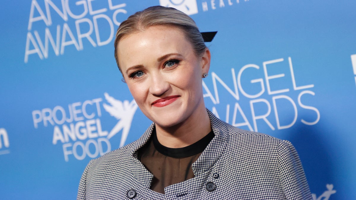 Alum Emily Osment de ‘Hannah Montana’ explica ausência do especial