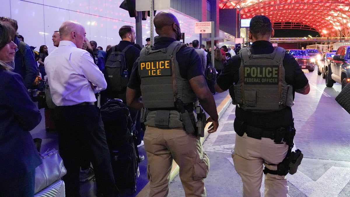 O plano do aeroporto ICE de Trump foi apresentado em um programa de rádio na semana passada