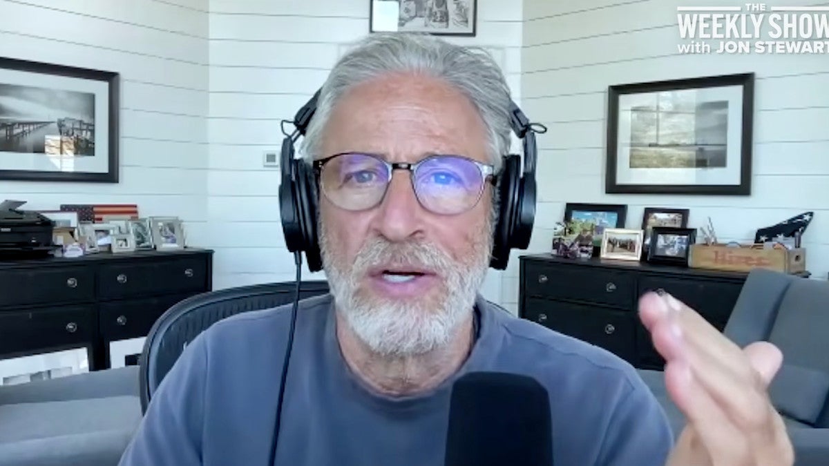 Jon Stewart critica a lei de identificação do eleitor promovida por Trump por ignorar completamente a ameaça real à nossa democracia