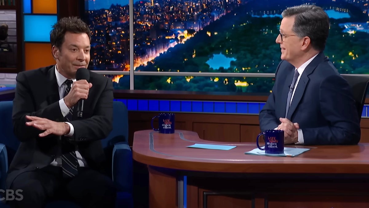 Jimmy Fallon canta balada de despedida de Stephen Colbert