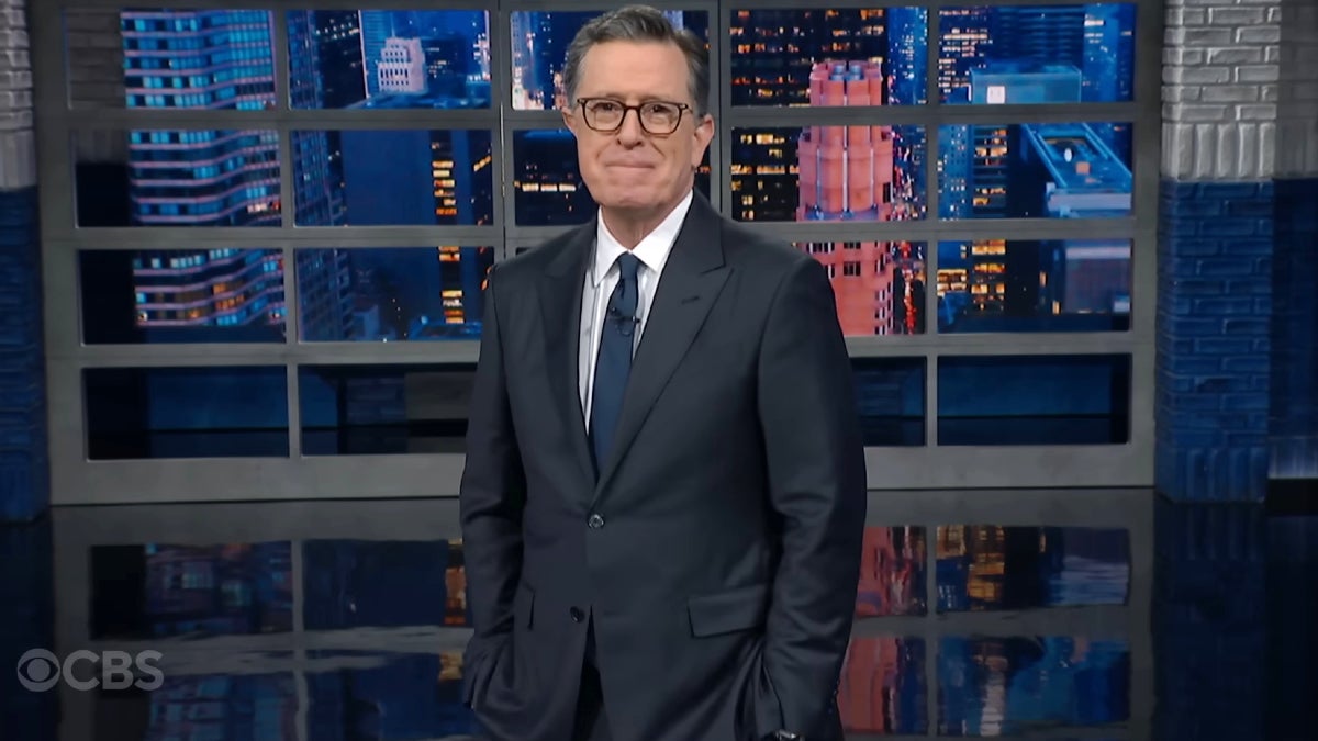 Stephen Colbert se defende dos gemidos do público sobre o pivô da guerra no Irã