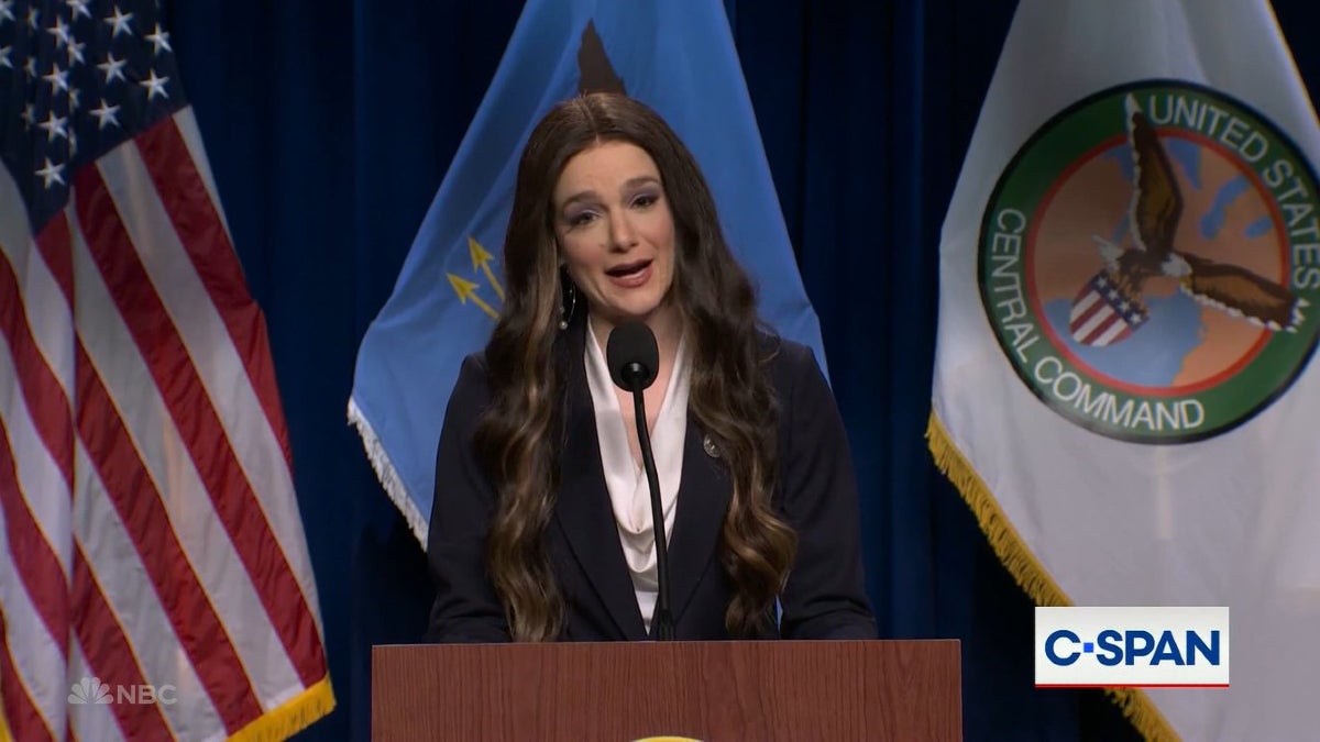 Kristi Noem insiste que não foi demitida no ‘SNL’ Cold Open Kristi Noem insiste que não foi demitida no ‘SNL’ Cold Open