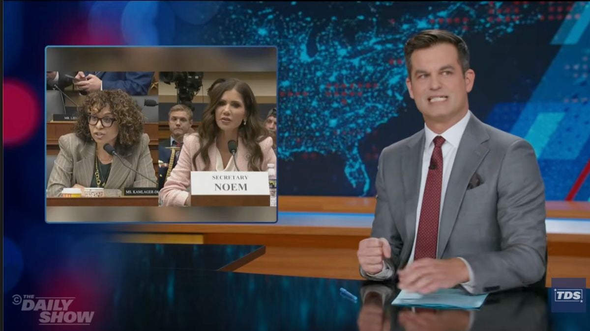 ‘Daily Show’ acorda o público com piadas atrevidas de Noem-Lewandowski