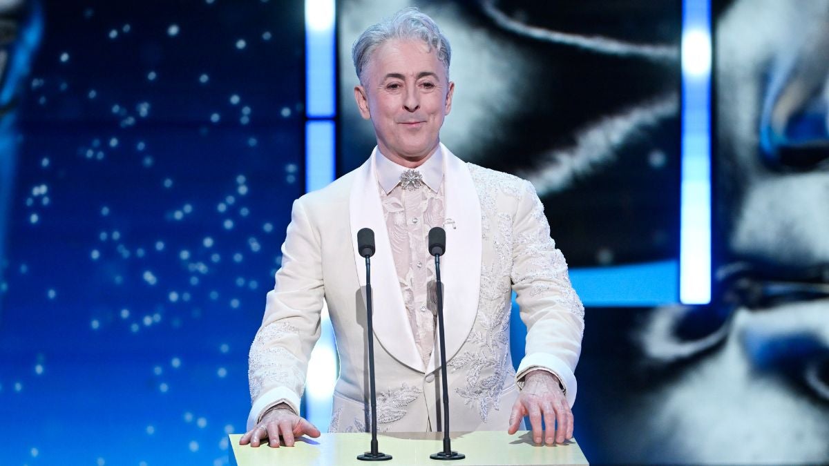 Alan Cumming pede desculpas após incidente de injúria racial no BAFTA