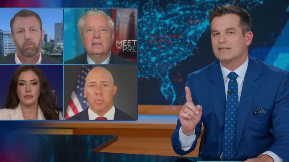 ‘The Daily Show’ demite MAGA por se recusar a chamar o conflito no Irã de guerra