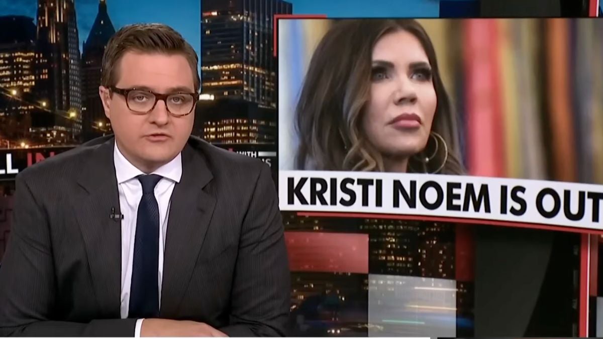 Chris Hayes chama o despejo de Kristi Noem do DHS de ‘espetacular e humilhante’