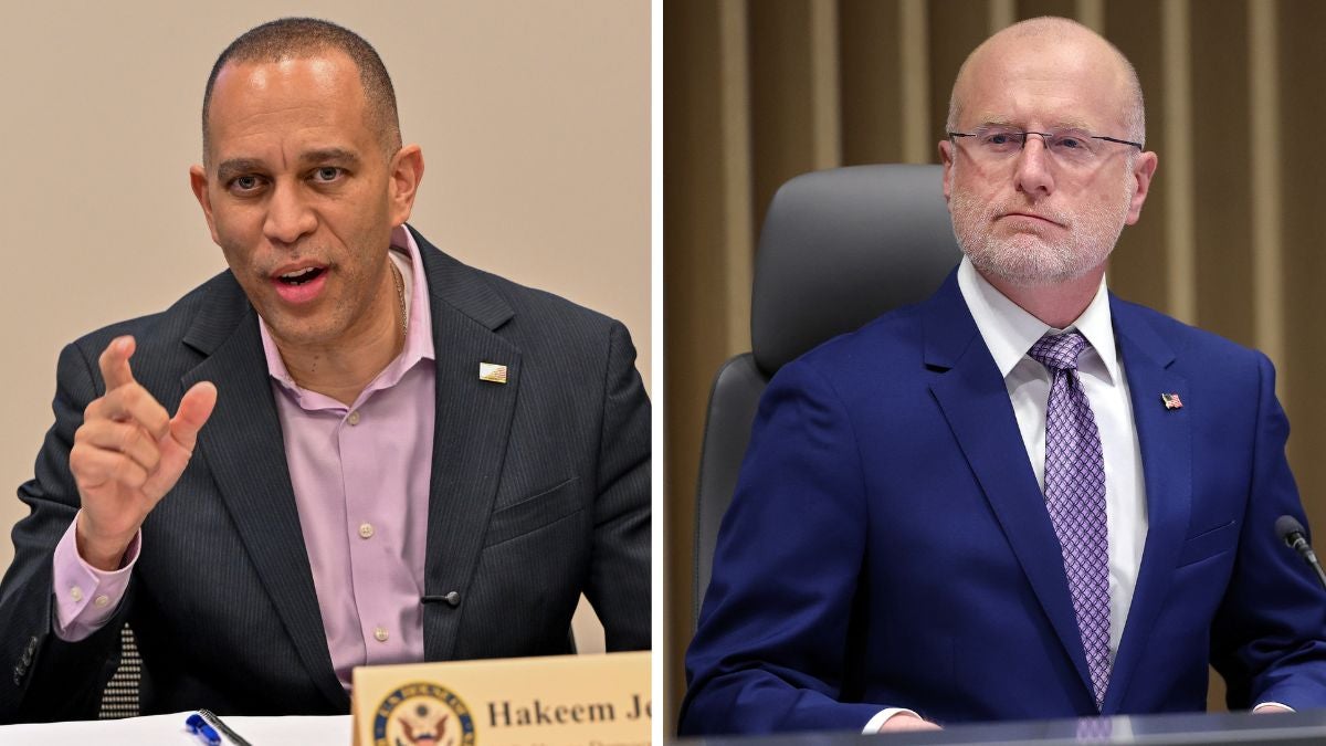 Hakeem Jeffries promete investigação sobre Brendan Carr sobre ameaças de licença de rede