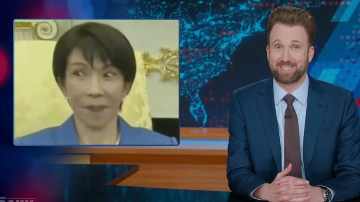 ‘The Daily Show’ critica a piada de Trump sobre Pearl Harbor diante do primeiro-ministro japonês