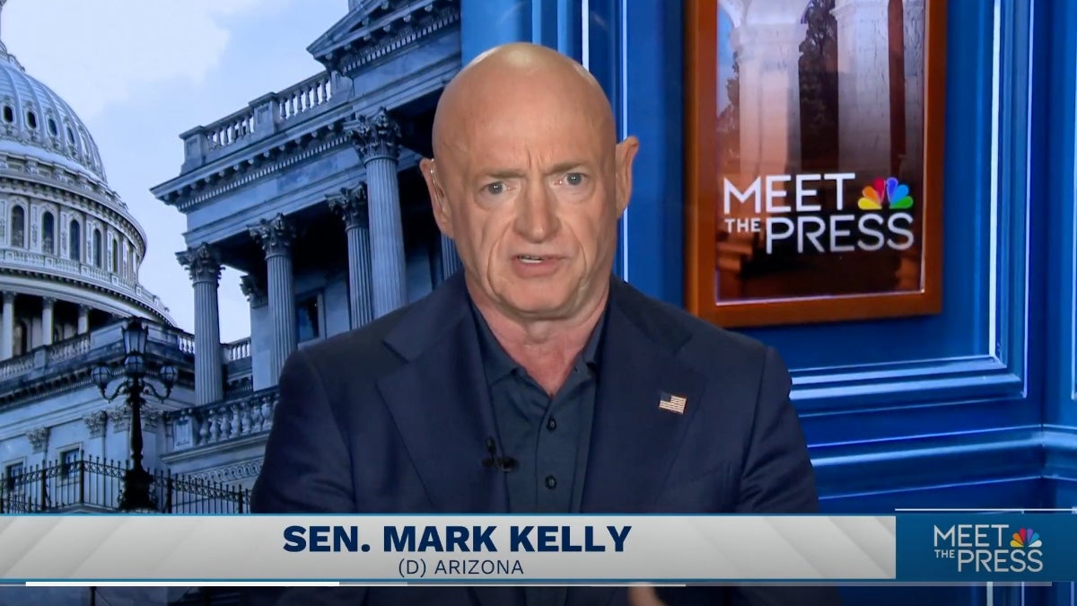 Mark Kelly diz que é uma “coisa boa” que Khamenei esteja morto