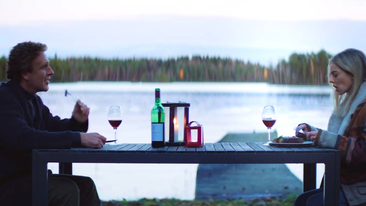 Jason Segel e Samara tecendo comédia de ação principal