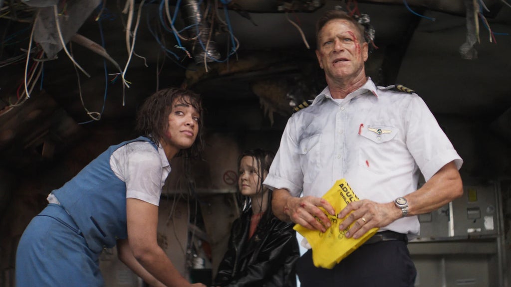 Lucy Barrett, Molly Belle Wright and Aaron Eckhart in "Deep Water" (Magenta Light Studios)