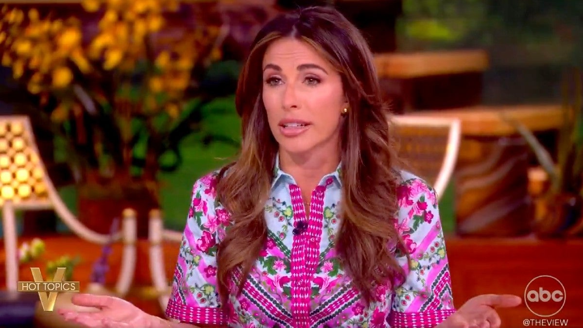 ‘The View’ Hosts Dismiss Tucker Carlson’s Apology for Trump Support: ‘He Goes Where the Clicks Go’ | Video