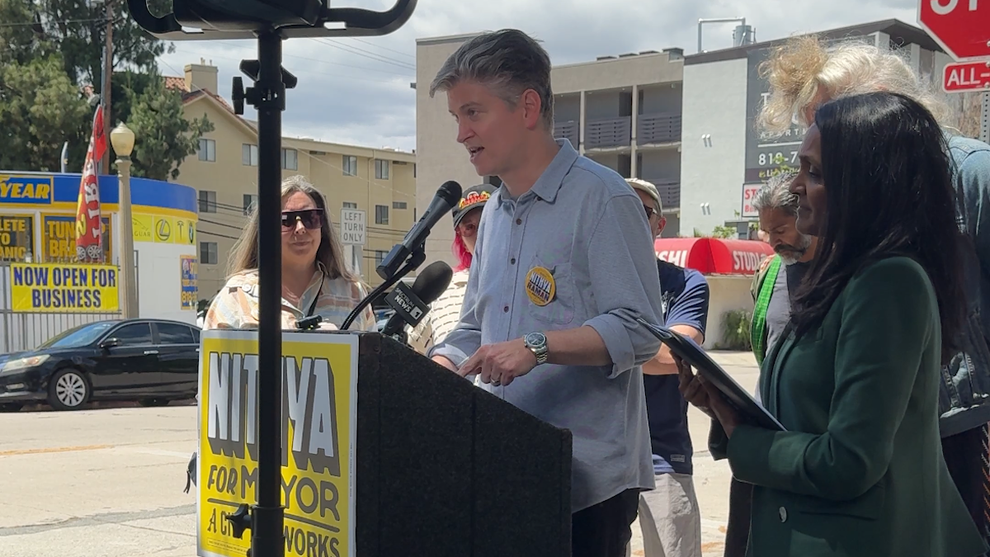 Mike Schur endorses Councilmember Nithya Raman for Los Angeles mayor (Photo by Tess Patton)