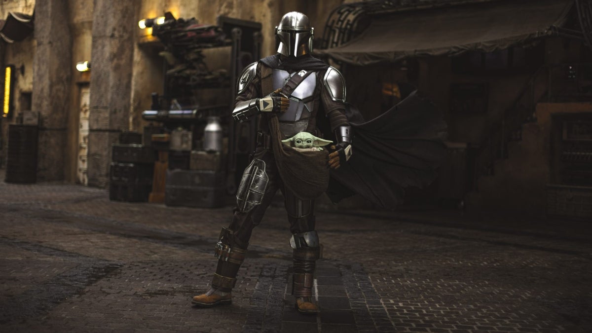 Mandalorian and Grogu in Galaxy's Edge (Disney)