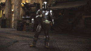 Mandalorian and Grogu in Galaxy's Edge (Disney)