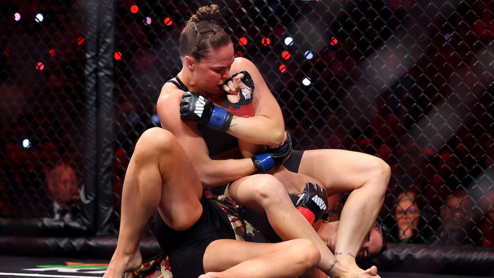 Ronda Rousey forces Gina Carano into an armbar