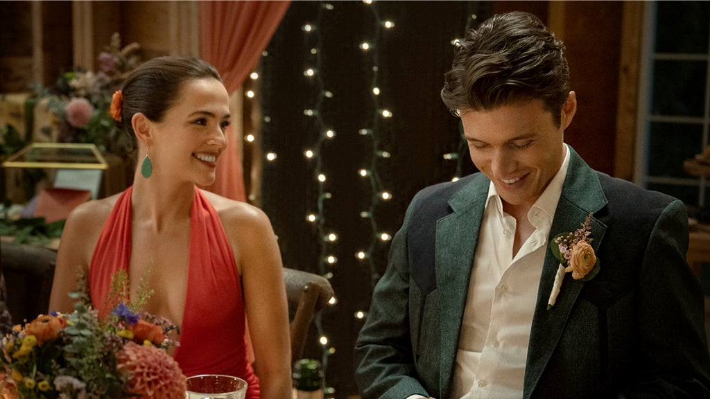 Zoey Deutch and Nick Robinson in "Voicemails for Isabelle" (Credit: Netflix)