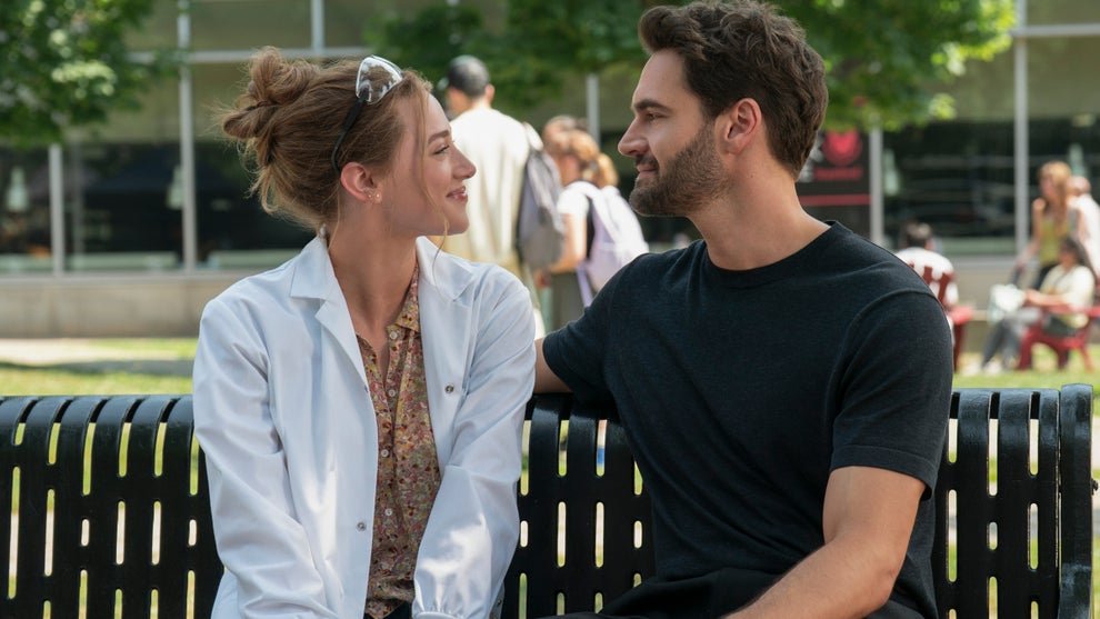 Lili Reinhart and Tom Bateman star in "The Love Hypothesis"
