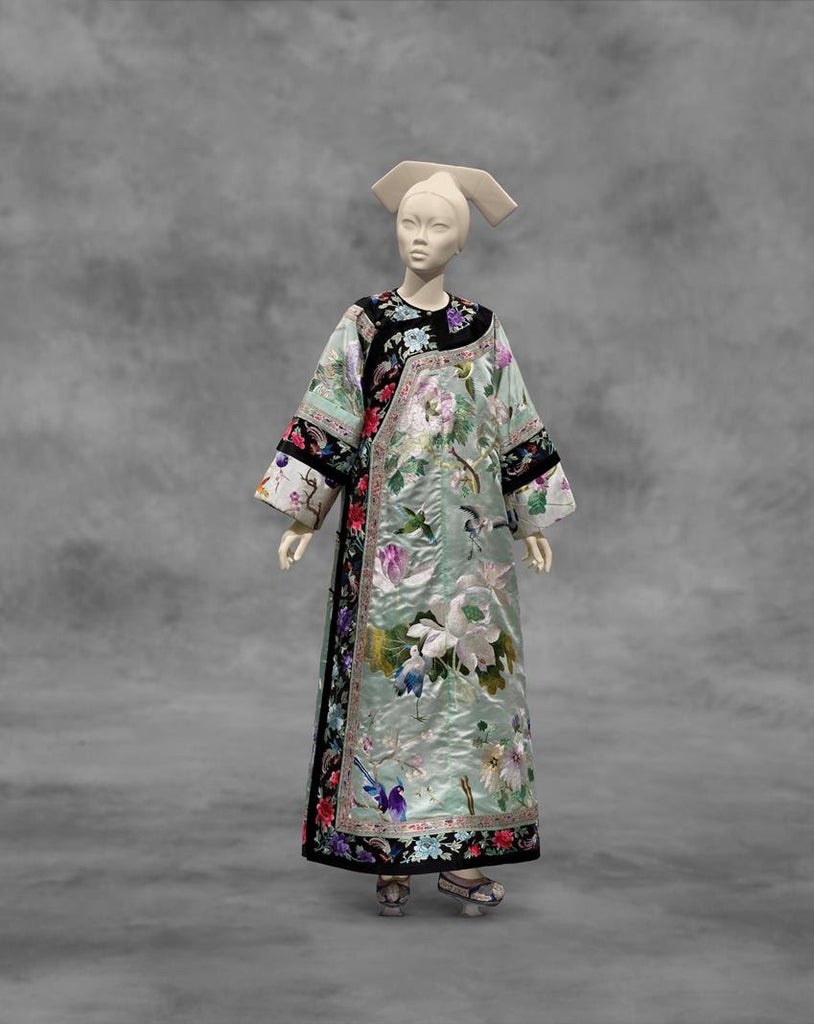 Manchu-style informal dress and shoes, China, late Qing dynasty (1644–1911), c. 1900. Source: Museum Associates/LACMA