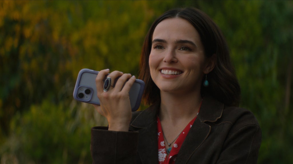 Zoey Deutch in "Voicemails for Isabelle" 