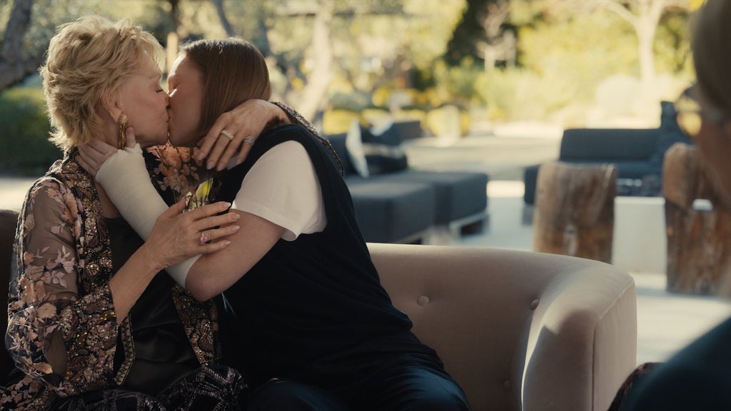 Jean - Hannah kissing