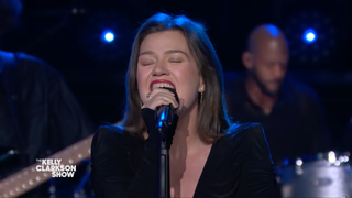 Kelly Clarkson Ends Talk Show on a Literal High Note Singing Her Most-Requested Cover Song Ever