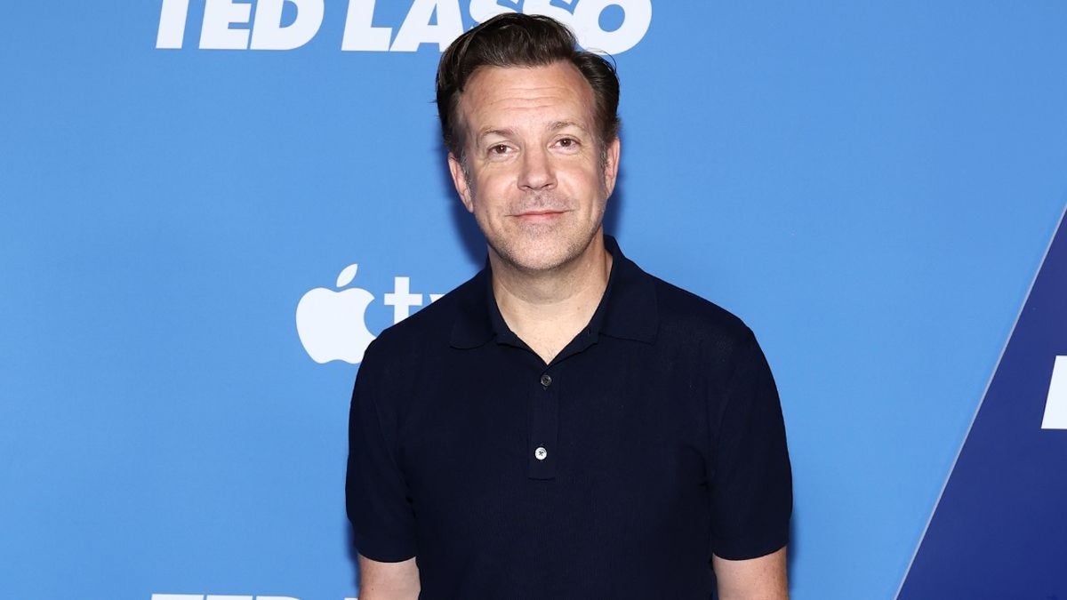 Jason Sudeikis Joins Mumford & Sons Onstage for Performance of the ‘Ted Lasso’ Theme Song
