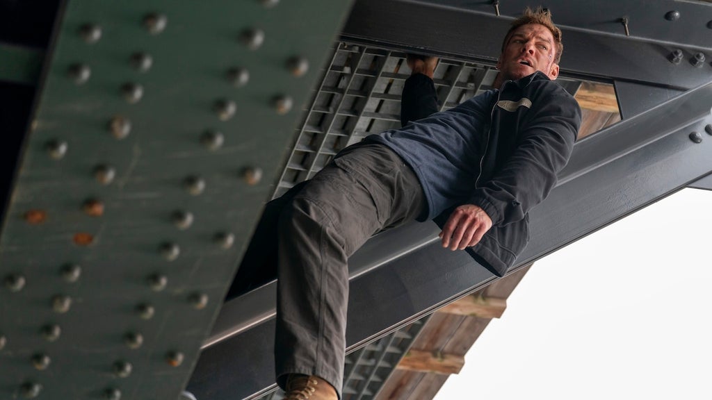 reacher-alan-ritchson-hanging-prime-video