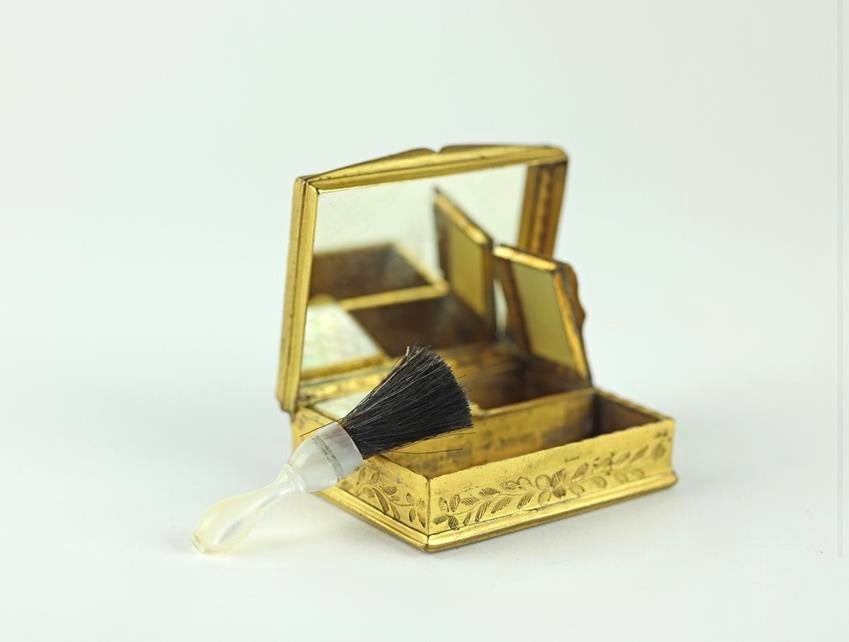 A French mouche box, circa 1750. Source: Makeup Archive