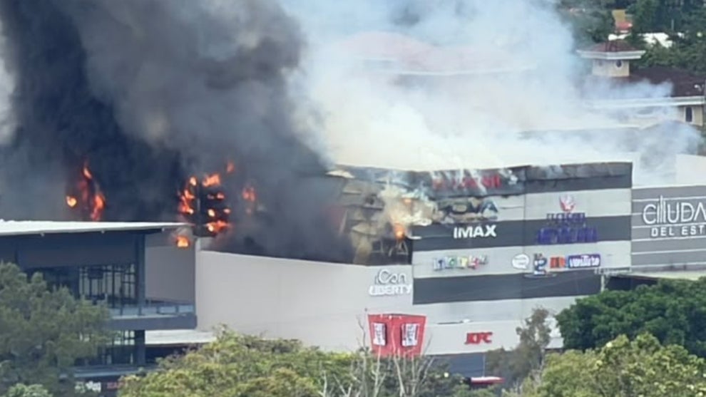 A social media photograph of the fire at Ciudad del Este Shopping Center