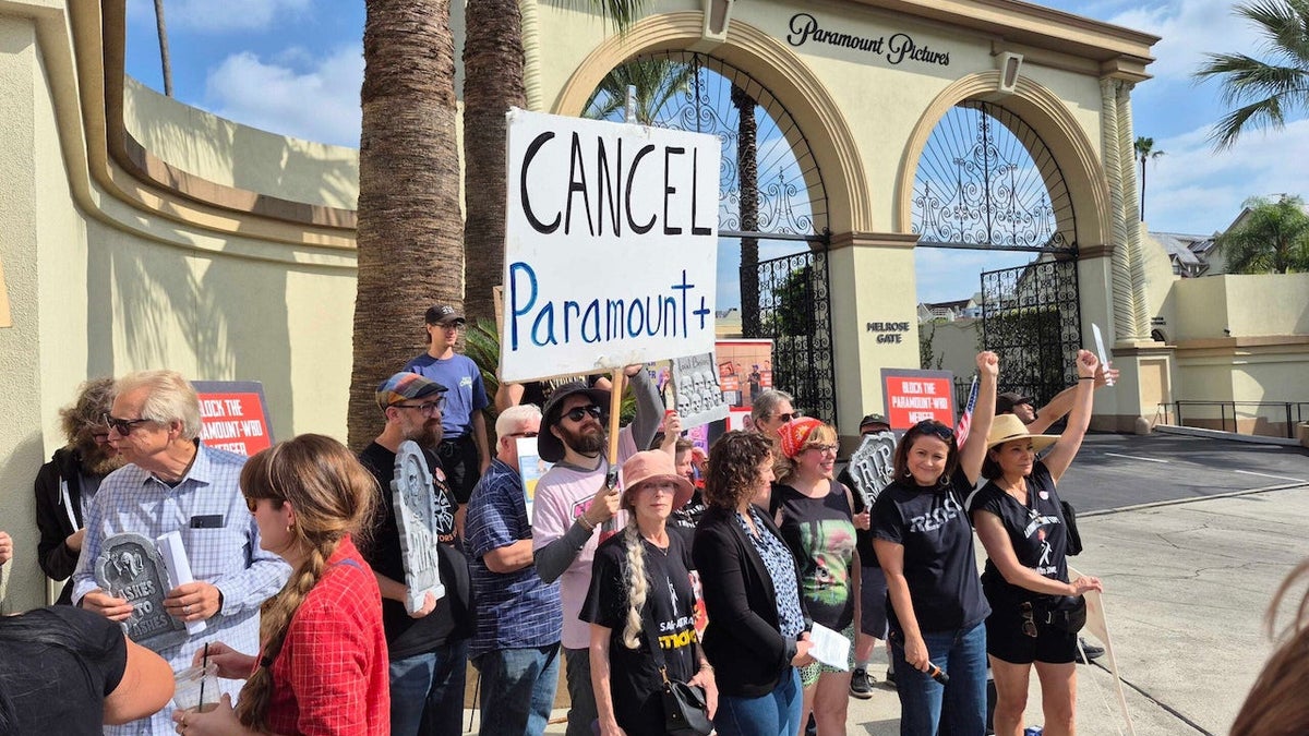 Protestors at the Paramount lot on Tuesday. (Credit: Jeremy Fuster/TheWrap)