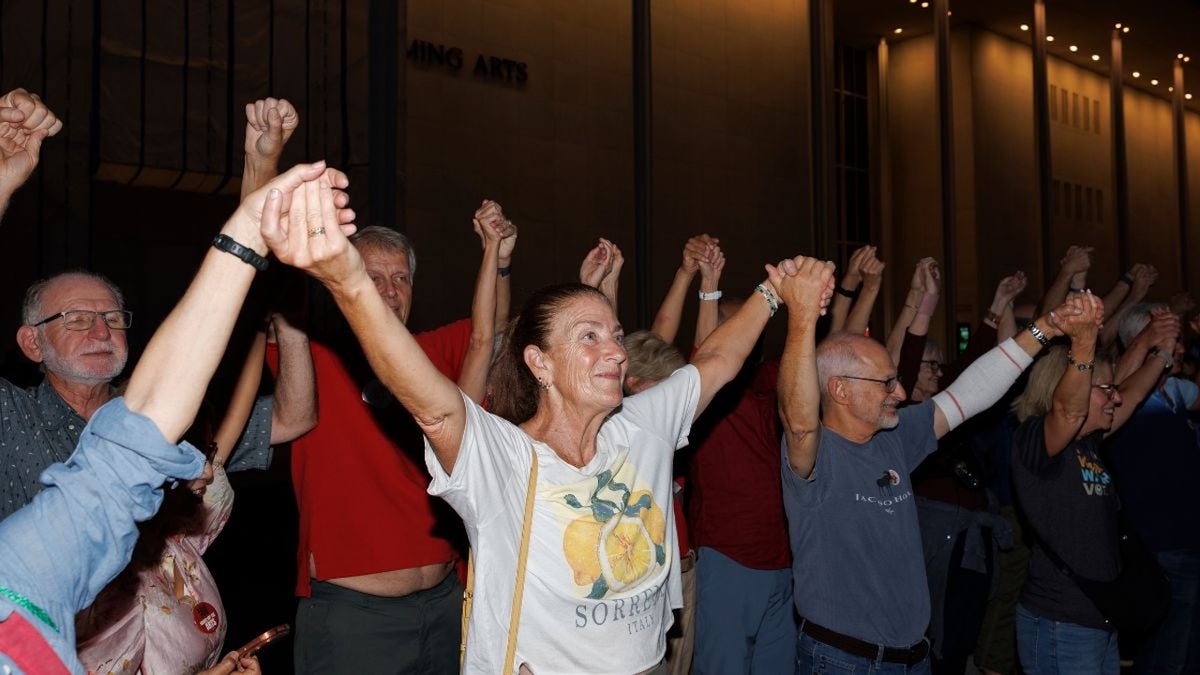 Hundreds Form Human Chain Around Kennedy Center in Protest of Trump’s Plans: ‘Hands Off’