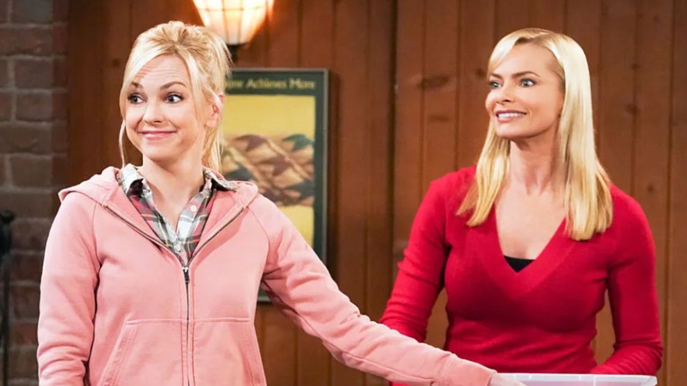 Jaime Pressly and Anna Faris on CBS' "Mom" (Credit: CBS)