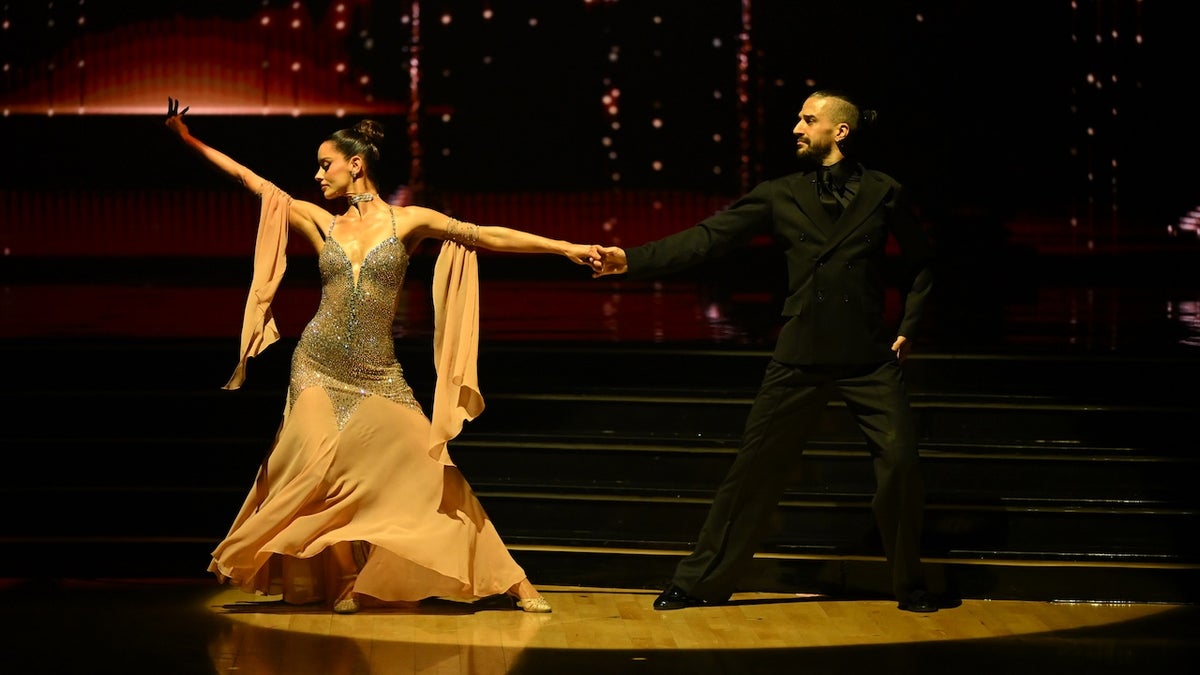 ‘DWTS’ Week 4: Maura Higgins’ ‘Exquisite’ Waltz Earns Top Score on Mariah Carey Night