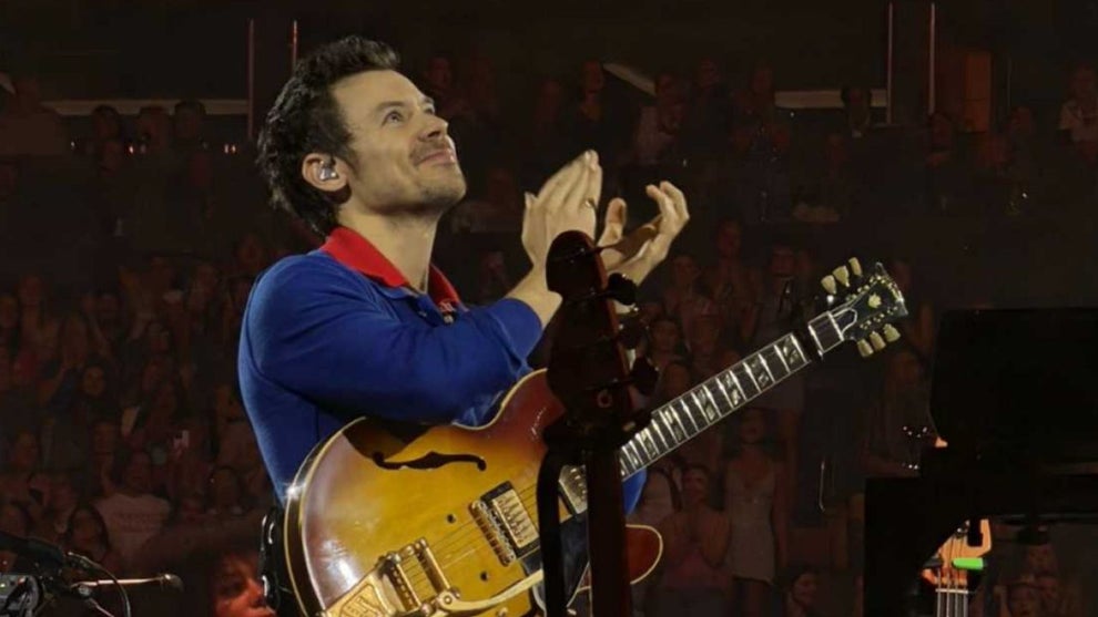 Harry Styles performs at MSG in a tribute to Liam Payne (Credit: Pop Crave/X)